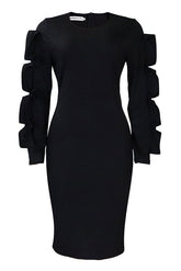 Knielanges, schwarzes, langärmliges, figurbetontes Kleid